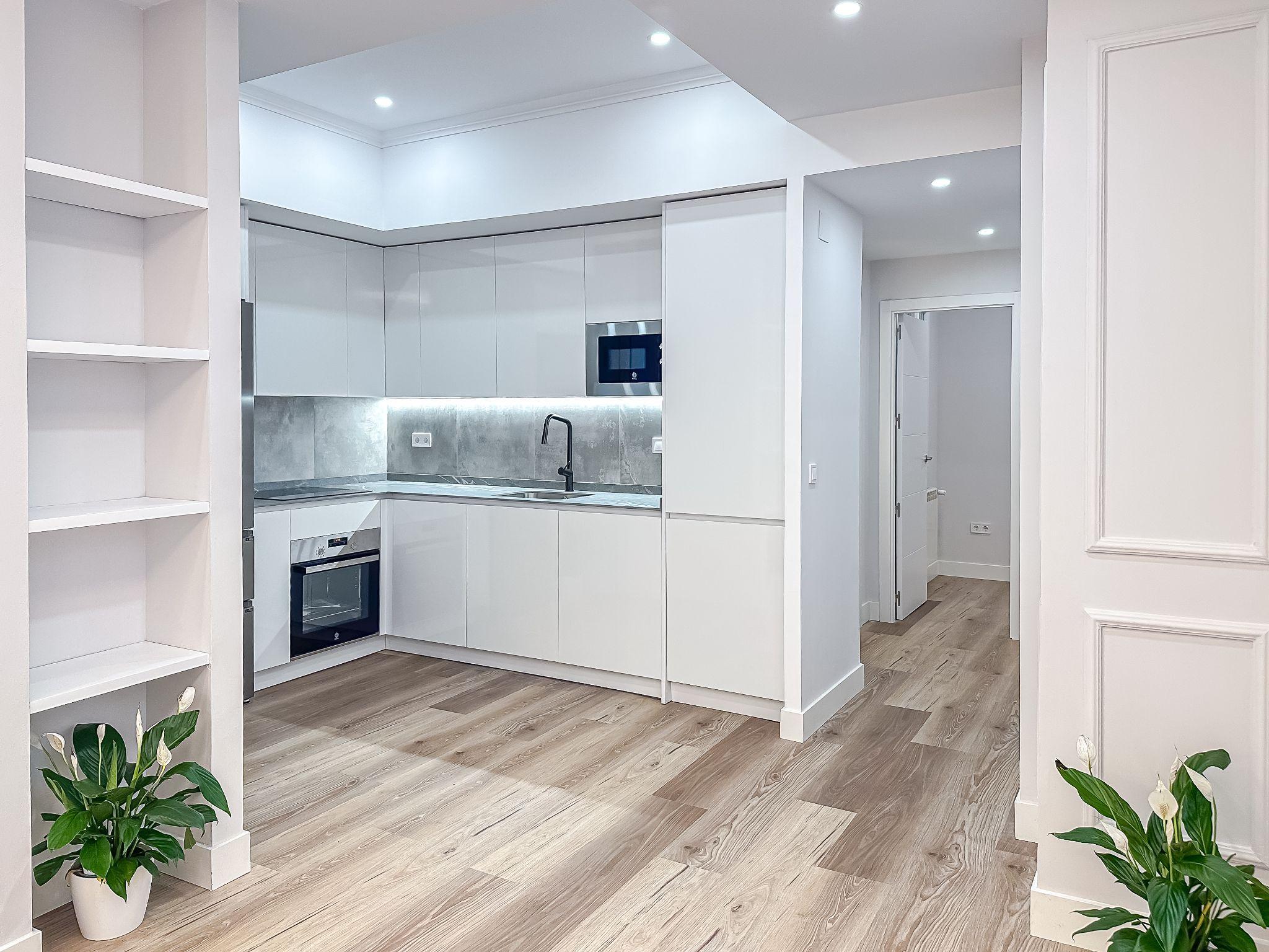 Visión completa de cocina y salón reformados
